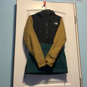 This is a brand new barely been worn north face jacket in great condition